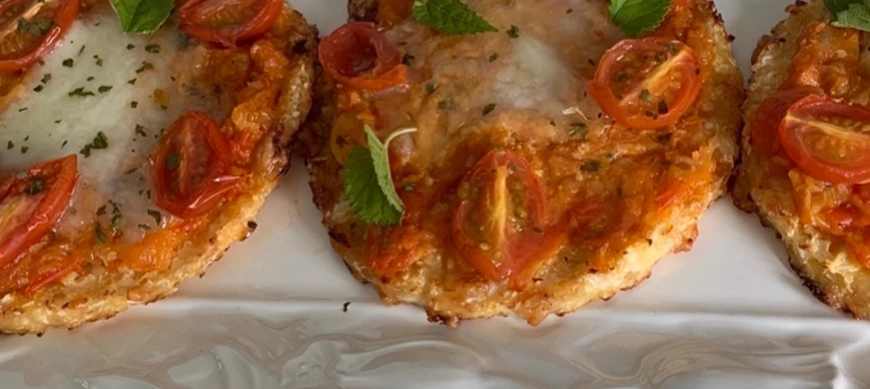 MINI PIZZAS DE COLIFLOR Y QUESO CON TOMATE (SIN GLUTEN)